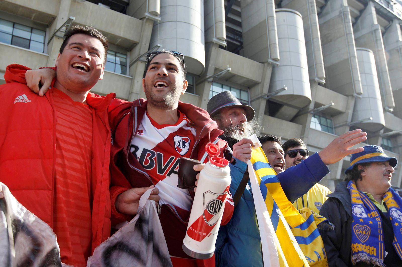 Aficionados del River Plate y el Boca Juniors, en las inmediaciones del estadio Santiago Bernabéu