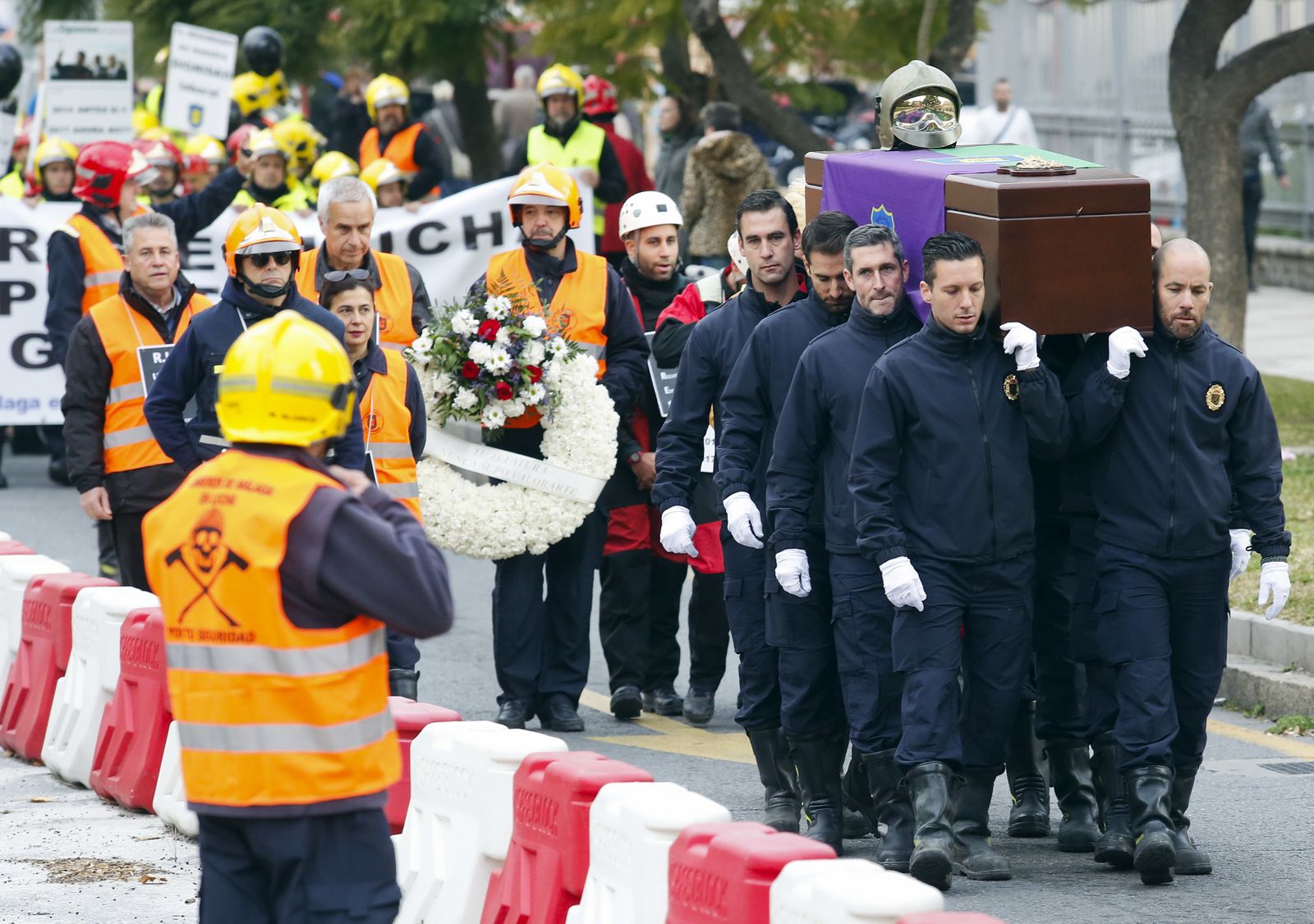 Las imágenes de la 'marcha fúnebre' de los bomberos en Málaga
