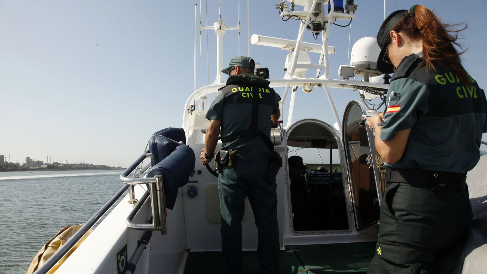 Dos miembros del equipo del Servicio Marítimo de la Guardia Civil durante una sesión preventiva en busca de incidencias.