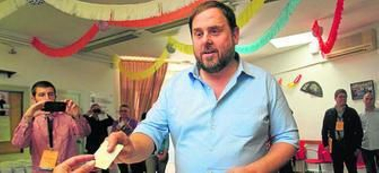 El presidente de ERC, Oriol Junqueras, vota en la localidad barcelonesa de Sant Viçens del Horts.