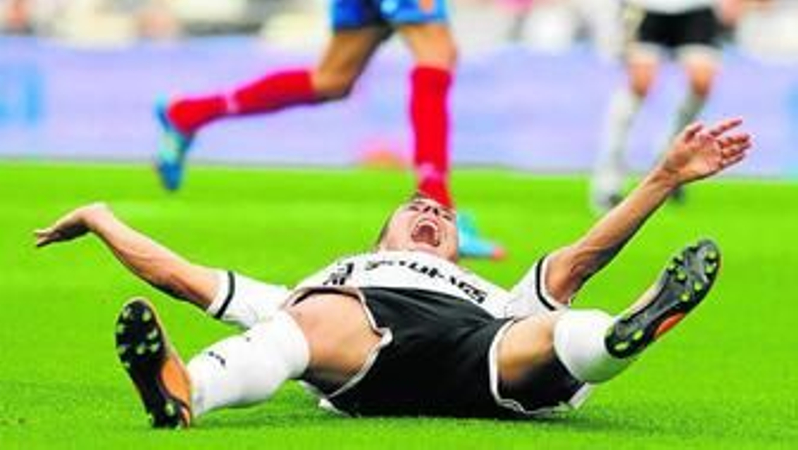 Joao Pereira se queja de una falta desde el suelo.