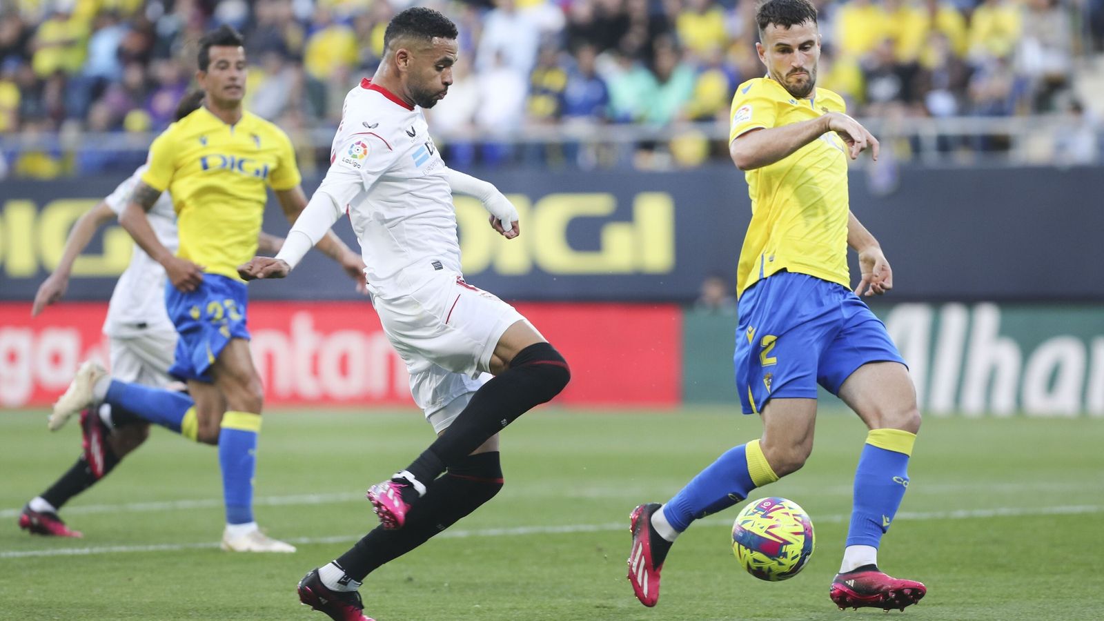 En-Nesyri dispara con su pierna derecha para convertir el pase de Bryan en el cero a dos.