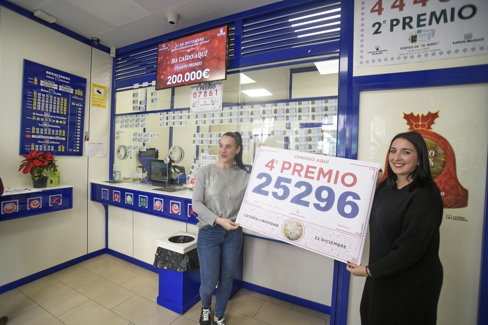 La celebración del Cuarto premio de la Lotería de Navidad en la Gran Vía de Granada, en imágenes