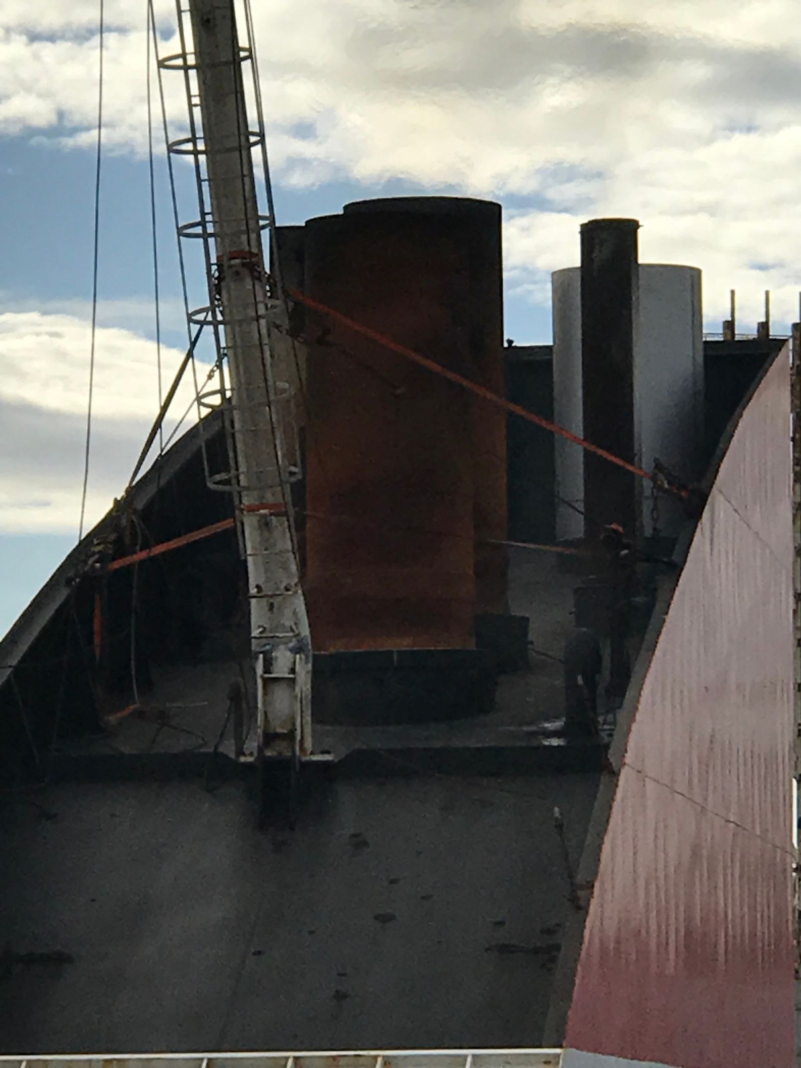 La foto muestra una chimenea torcida, ya reparada, según Trasmediterránea.