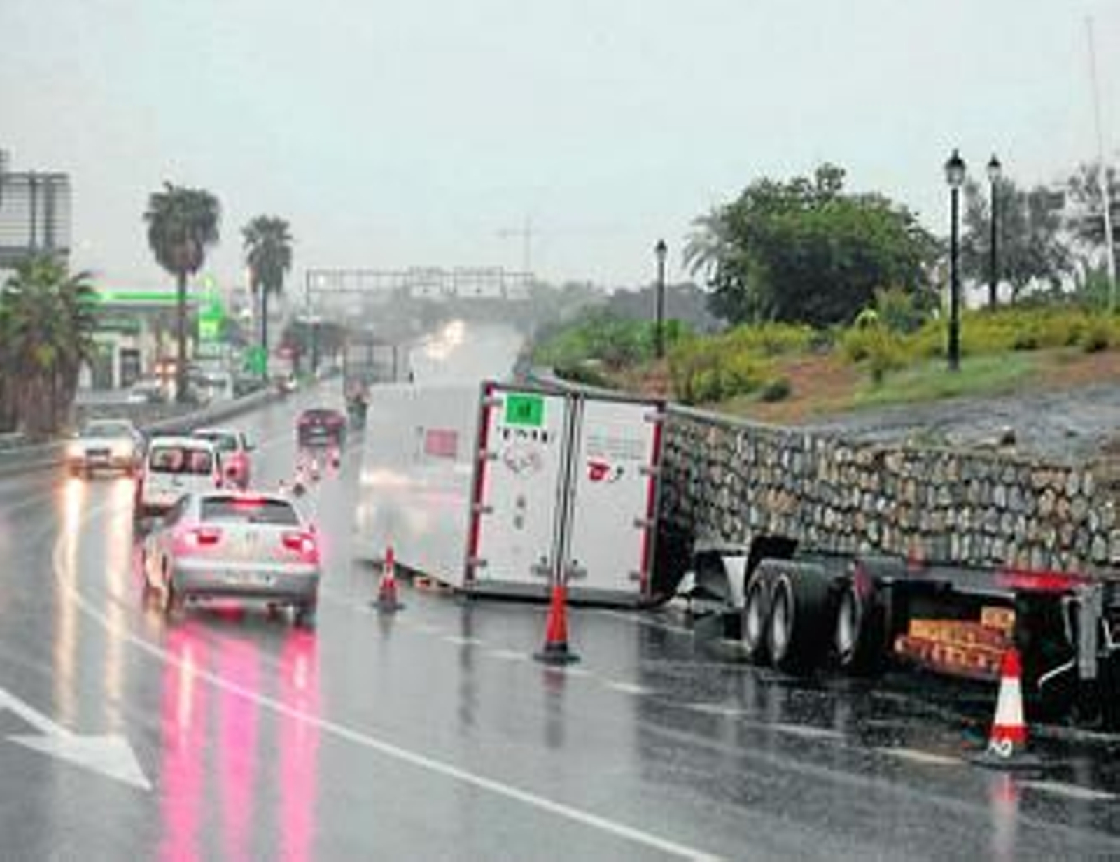 El camión fue retirado a uno de los carriles de entrada en Salobreña.