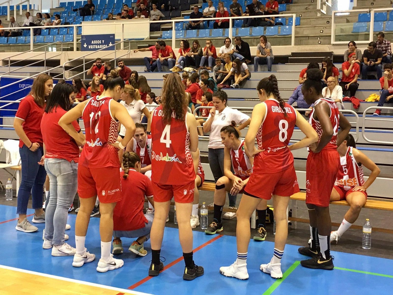 Charla en el banquillo.