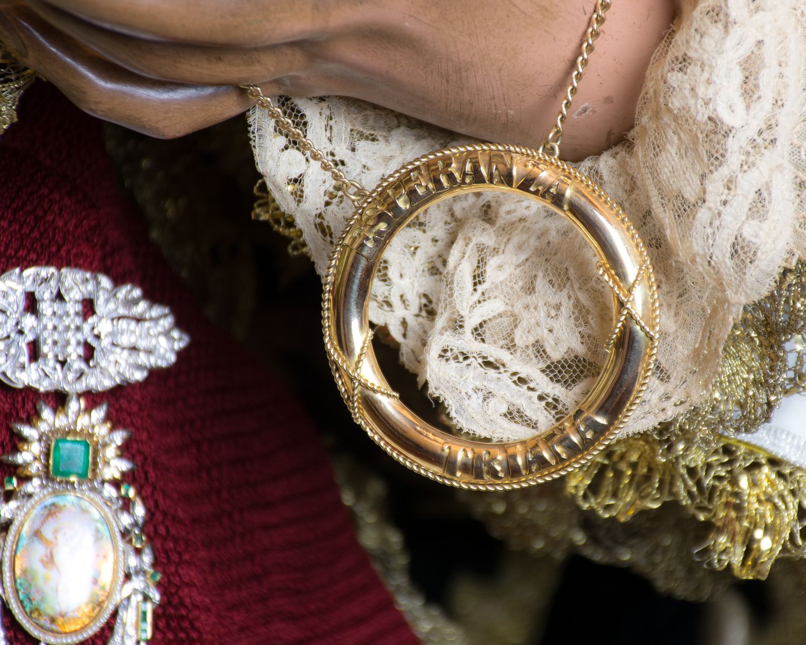 La Esperanza de Triana recibe a sus devotos expuesta en veneración