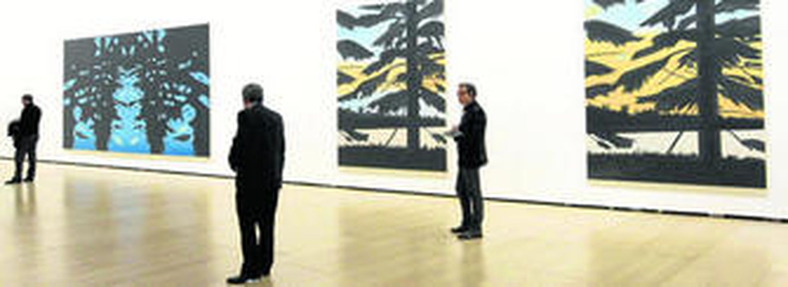 Arriba, visitantes en la exposición de Bilbao; sobre estas líneas, Alex Katz pasa ante una de sus obras.