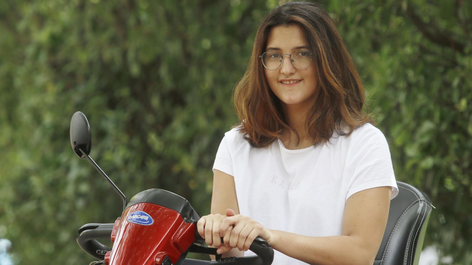 Paula, en un jardín junto a Fepamic.