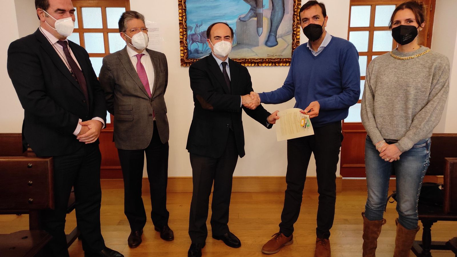 Gerardo Landaluce entrega las llaves del edificio a Francisco Ruiz.