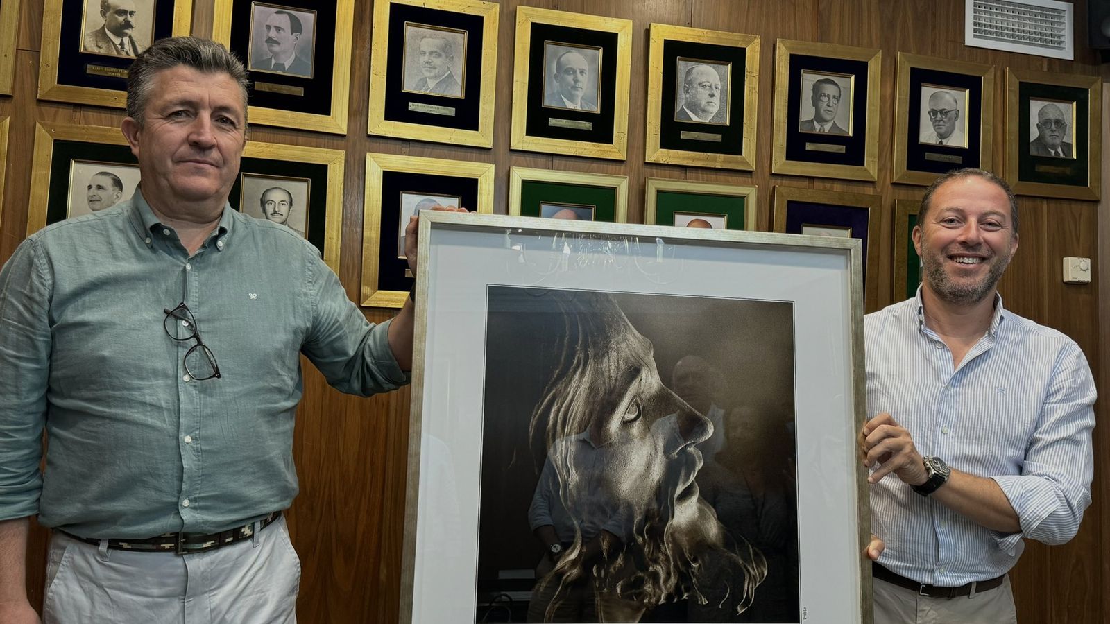 José Luis Aldea entrega a Sergio Morales un cuadro con el Cristo de la Expiración