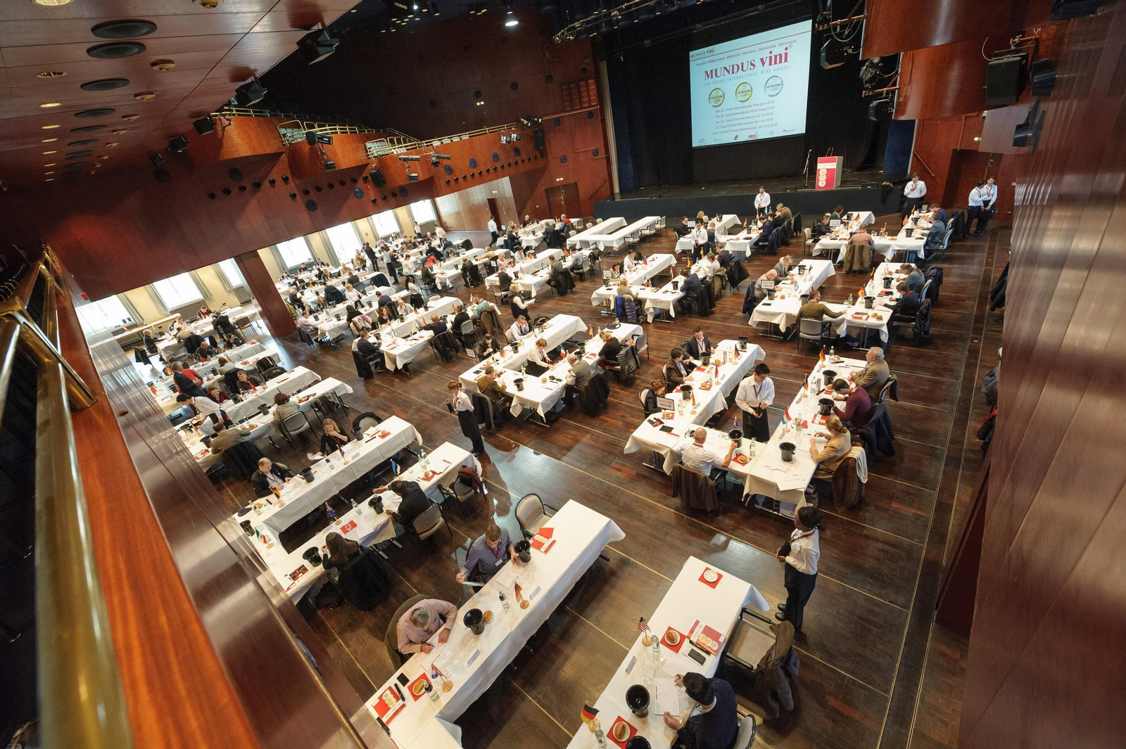 Cientos de jurados participan en la cata de Mundus Vini para otorgar los premios.