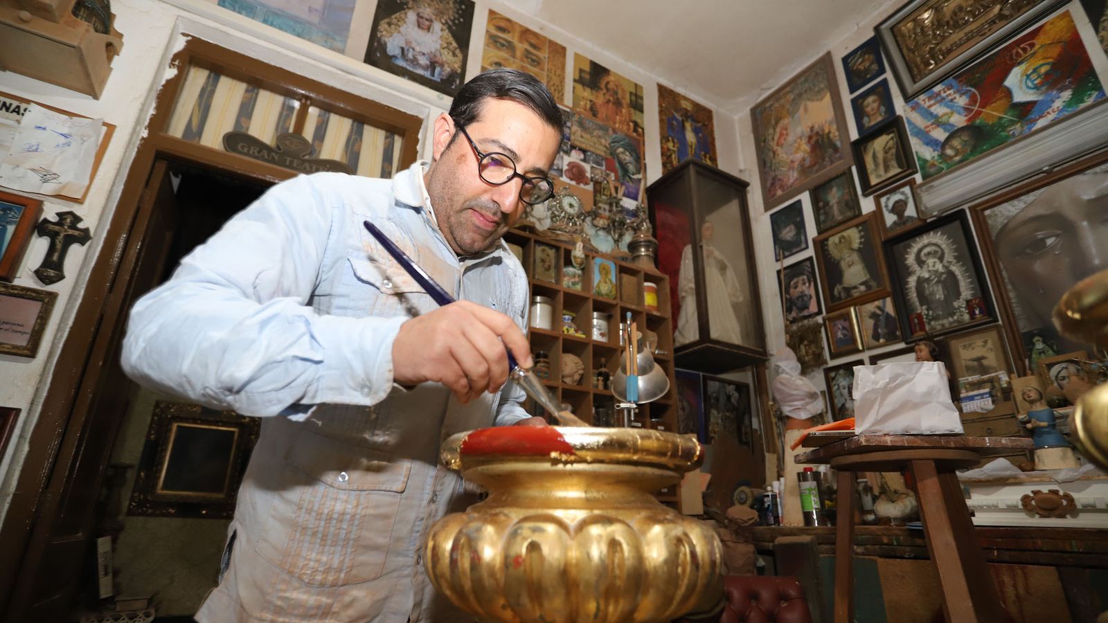 Sergio Sánchez trabaja en su taller, en pleno centro de Huelva.