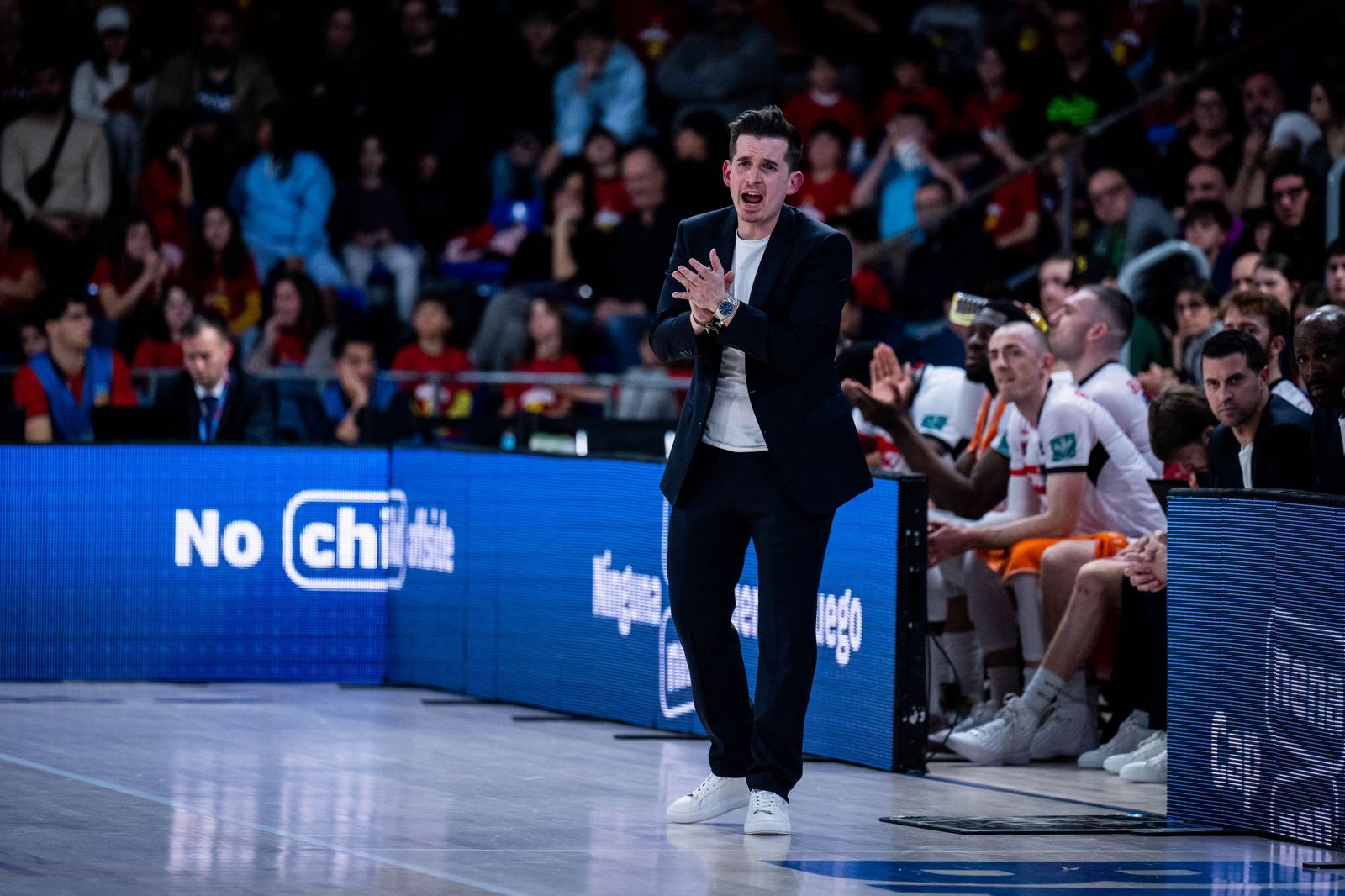 Arturo Ruiz anima a sus jugadores en el Palau Blaugrana.