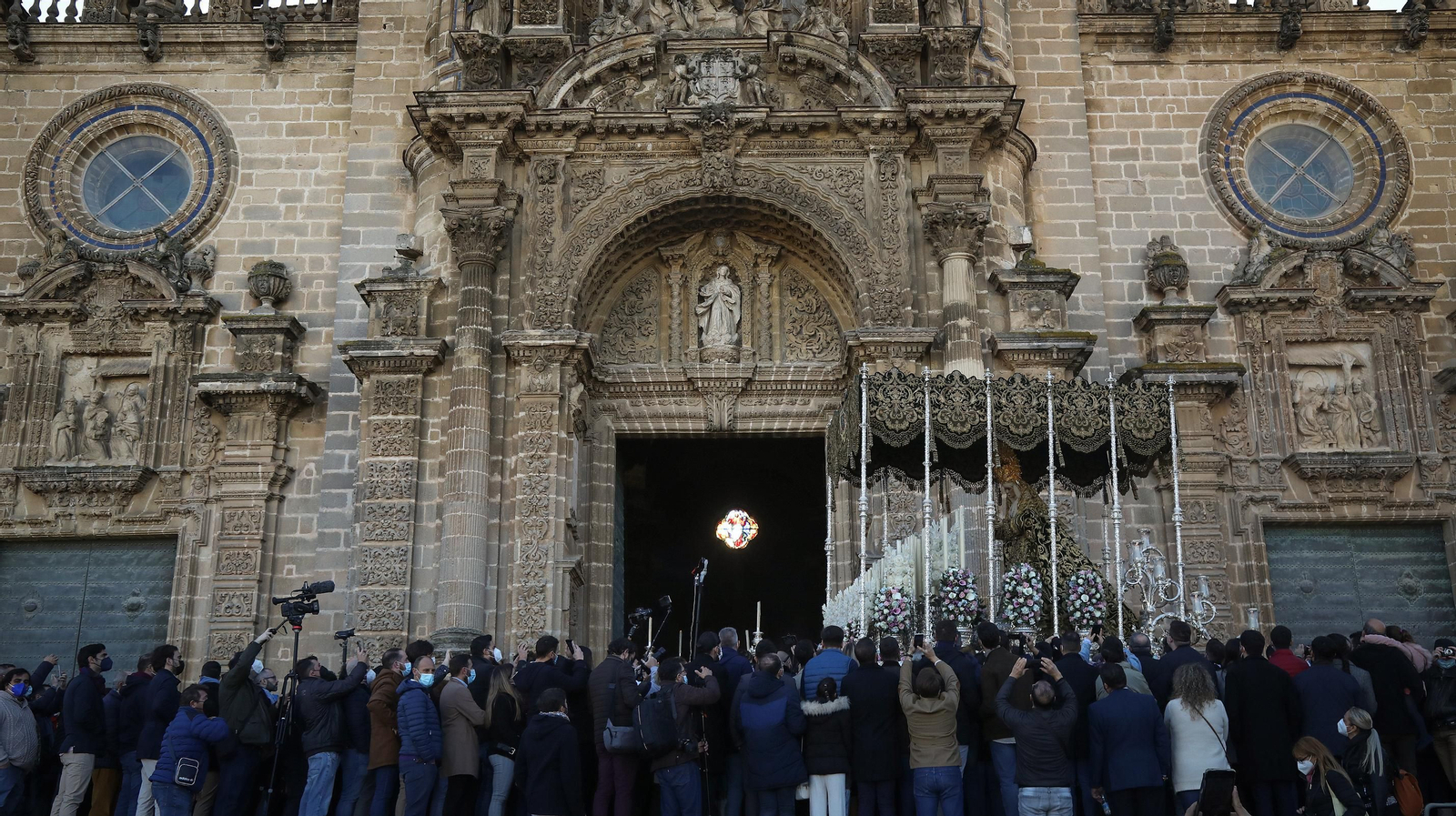 Gran ambiente cofrade en el traslado de la Virgen de la Esperanza a la Catedral