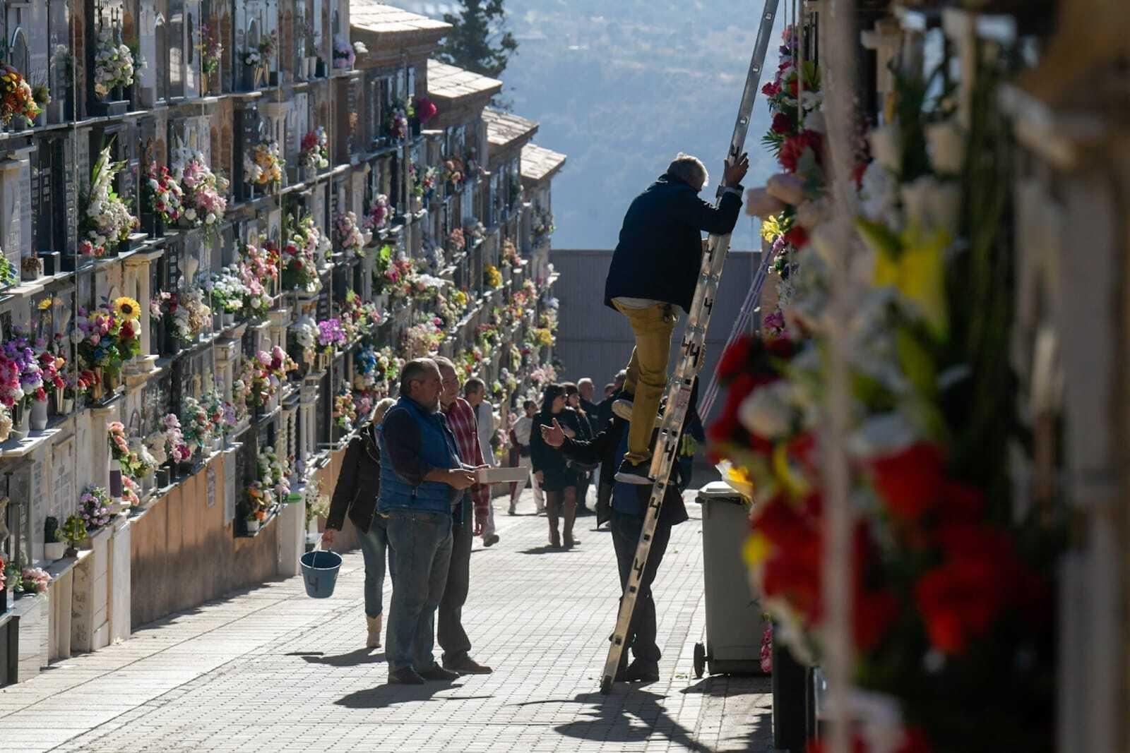 Las imágenes del Día de Todos los Santos en el cementerio de Granada