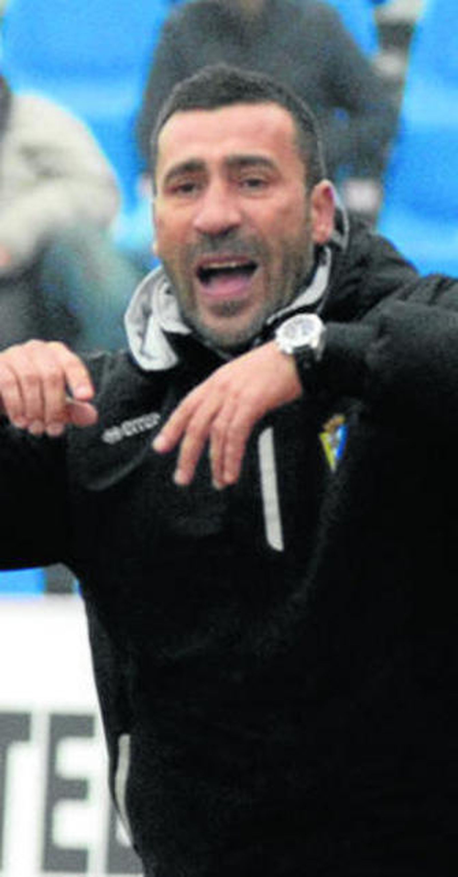 Agné, empleándose ayer a fondo para dar instrucciones a sus jugadores.