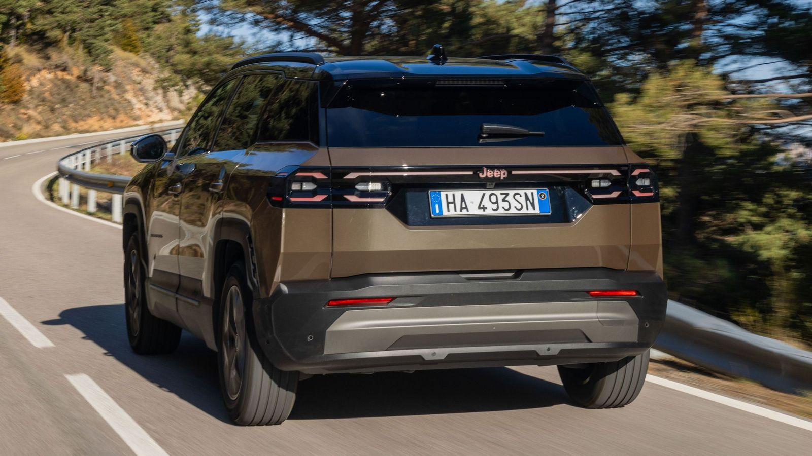 Las dos tecnologías de propulsión con las que se estrena comercialmente el Compass son la eléctrica y la microhíbrida. También tendrá una híbrida enchufable.