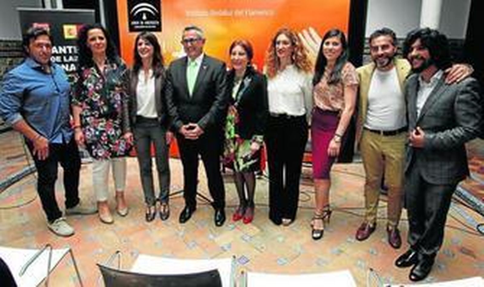 Representantes institucionales, la bailaora y pregonera Blanca del Rey y algunos cantaores que encabezan el cartel de La Unión, ayer en el IAF.