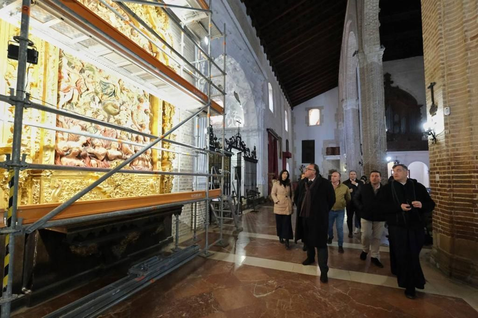 El consejero Antonio Bernal visita la parroquia de Santiago El Mayor, de Écija.