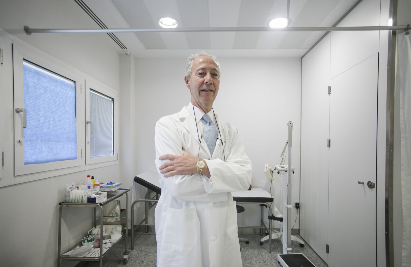 El doctor José Chacón, neurologo de referencia, en su consulta en el Hospital Quirónsalud Infanta Luisa.