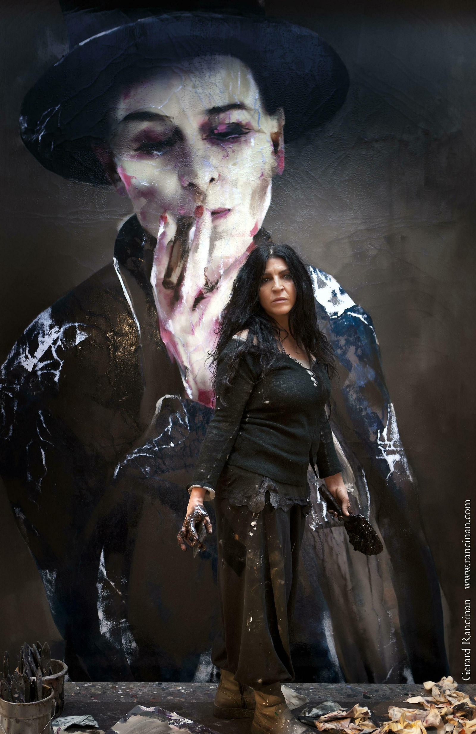 Retrato de la artista en su estudio ante una de sus obras de gran formato.