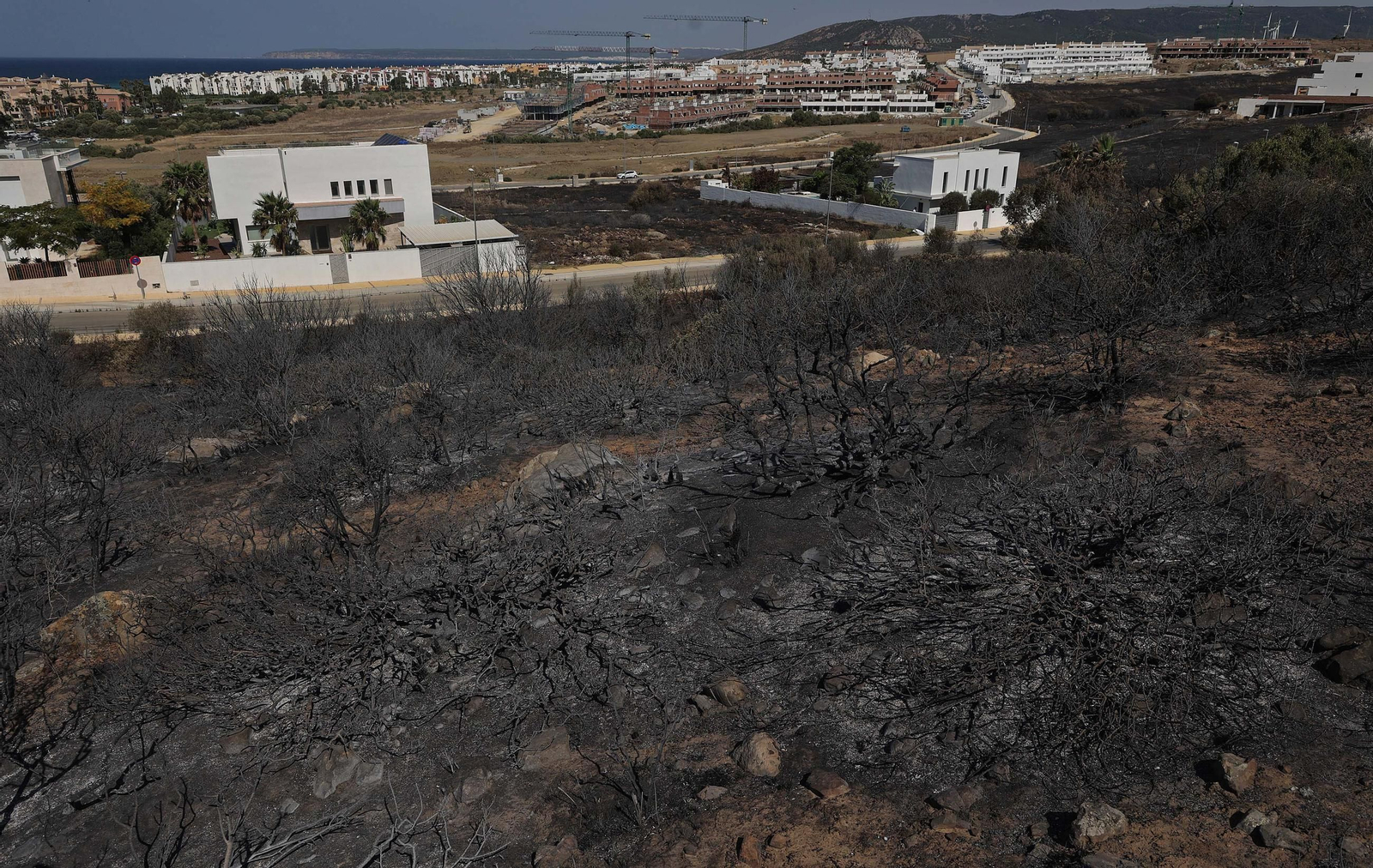 Así han quedado Atlanterra y Zahara de los Atunes tras el incendio forestal en la Sierra de la Plata de Tarifa