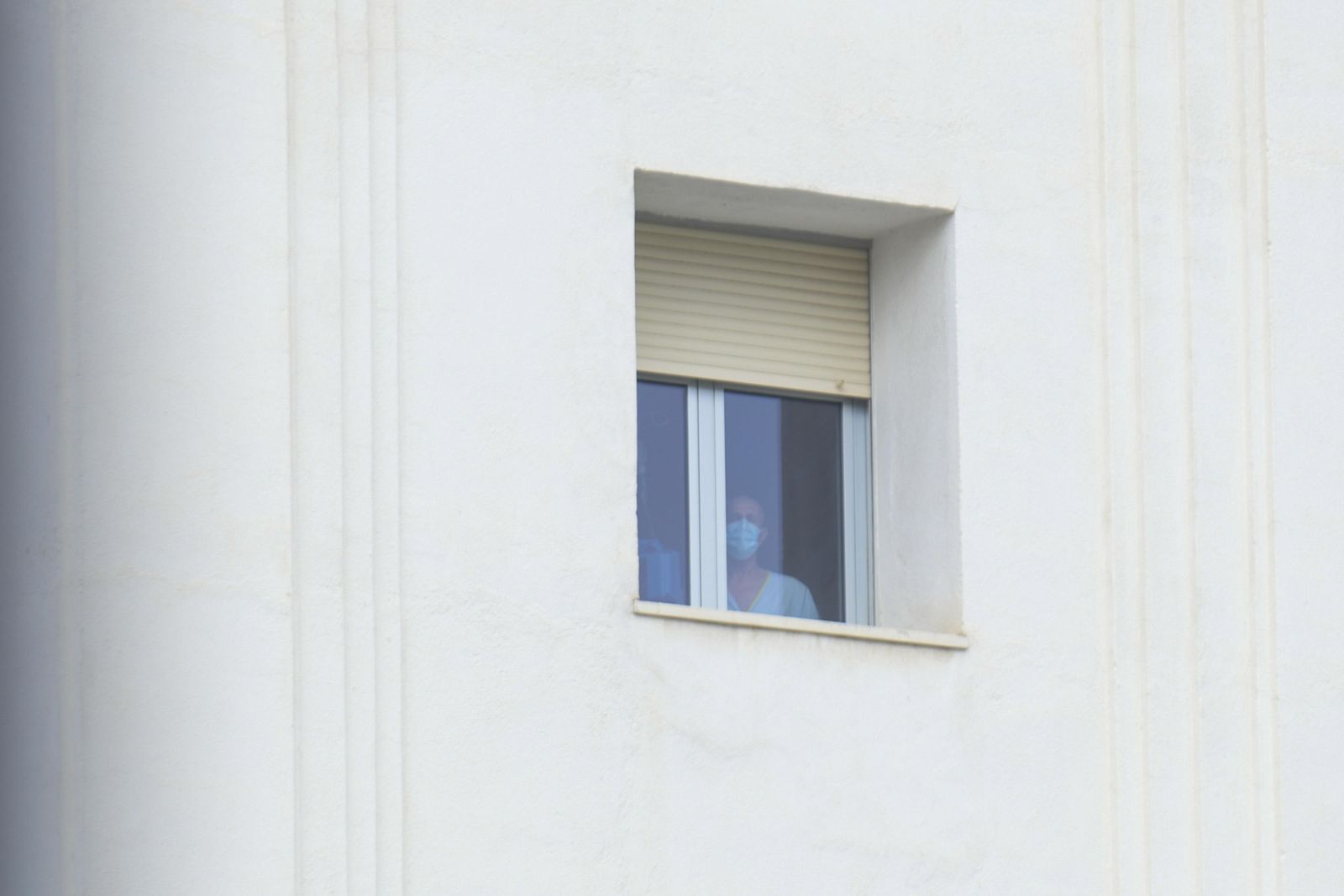 Un paciente observa la calle desde su habitación del Virgen de las Nieves