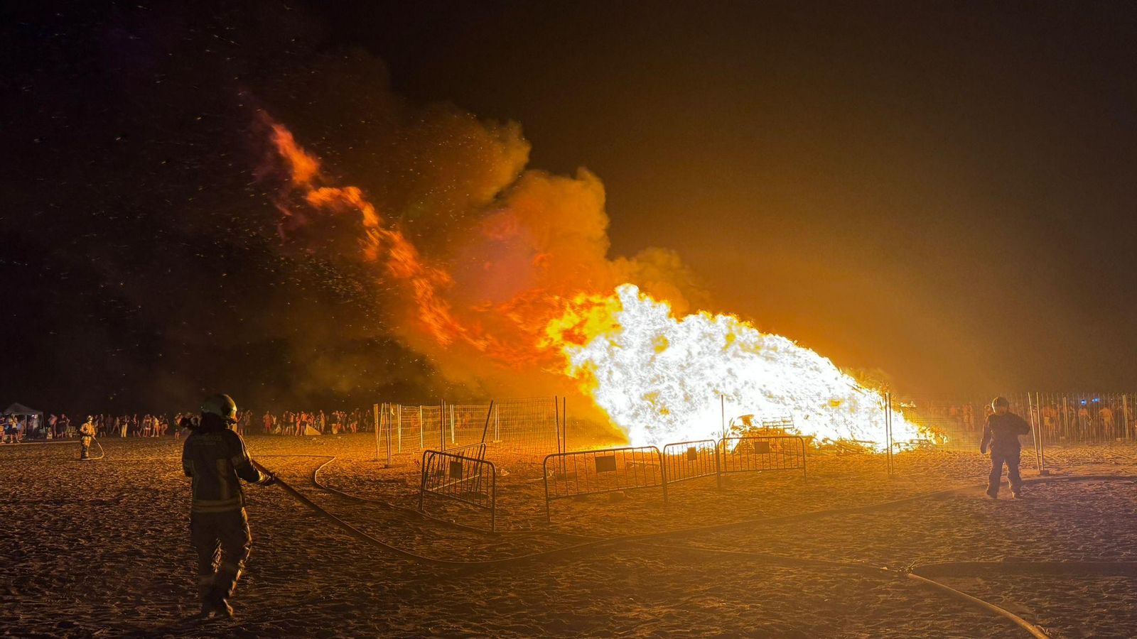 Los Bomberos de Motril controlando el fuego por el viento