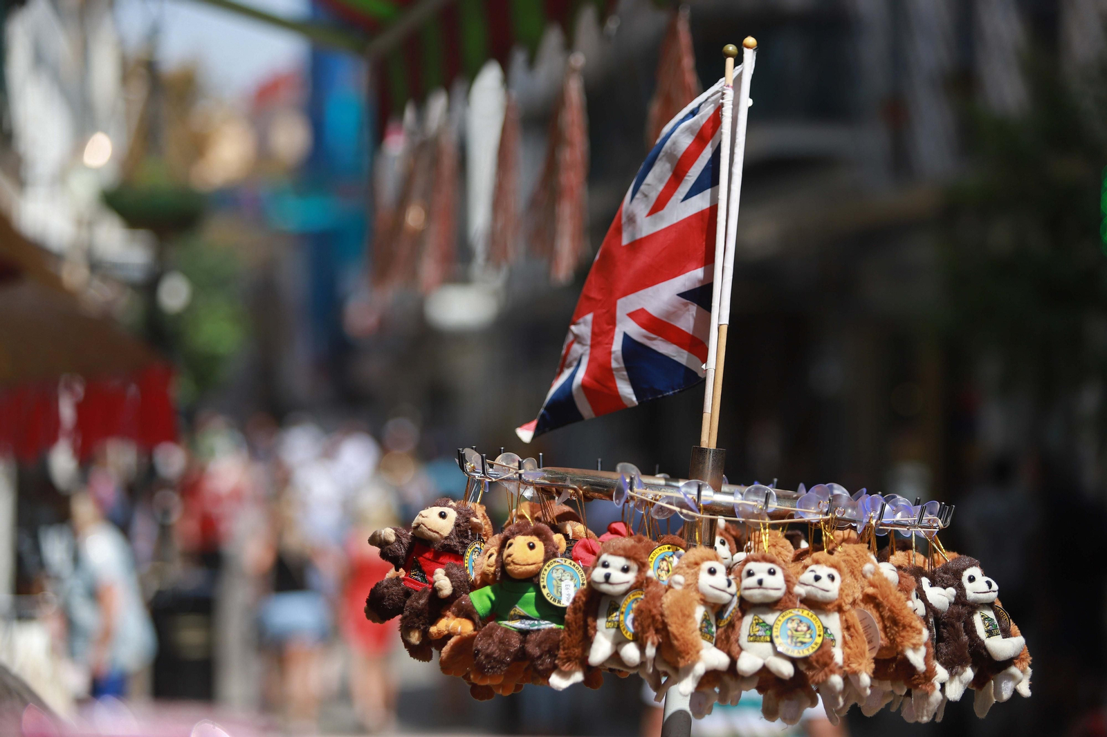 La Union Jack, en un puesto de Gibratar, con llaveros con forma de mono.