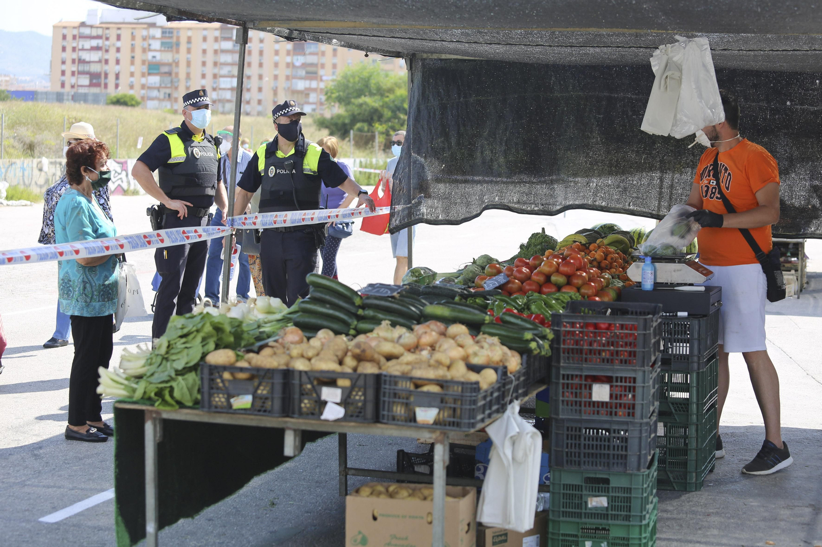 Las fotos del mercadillo de Huelin, en Málaga, en su primer día de desescalada