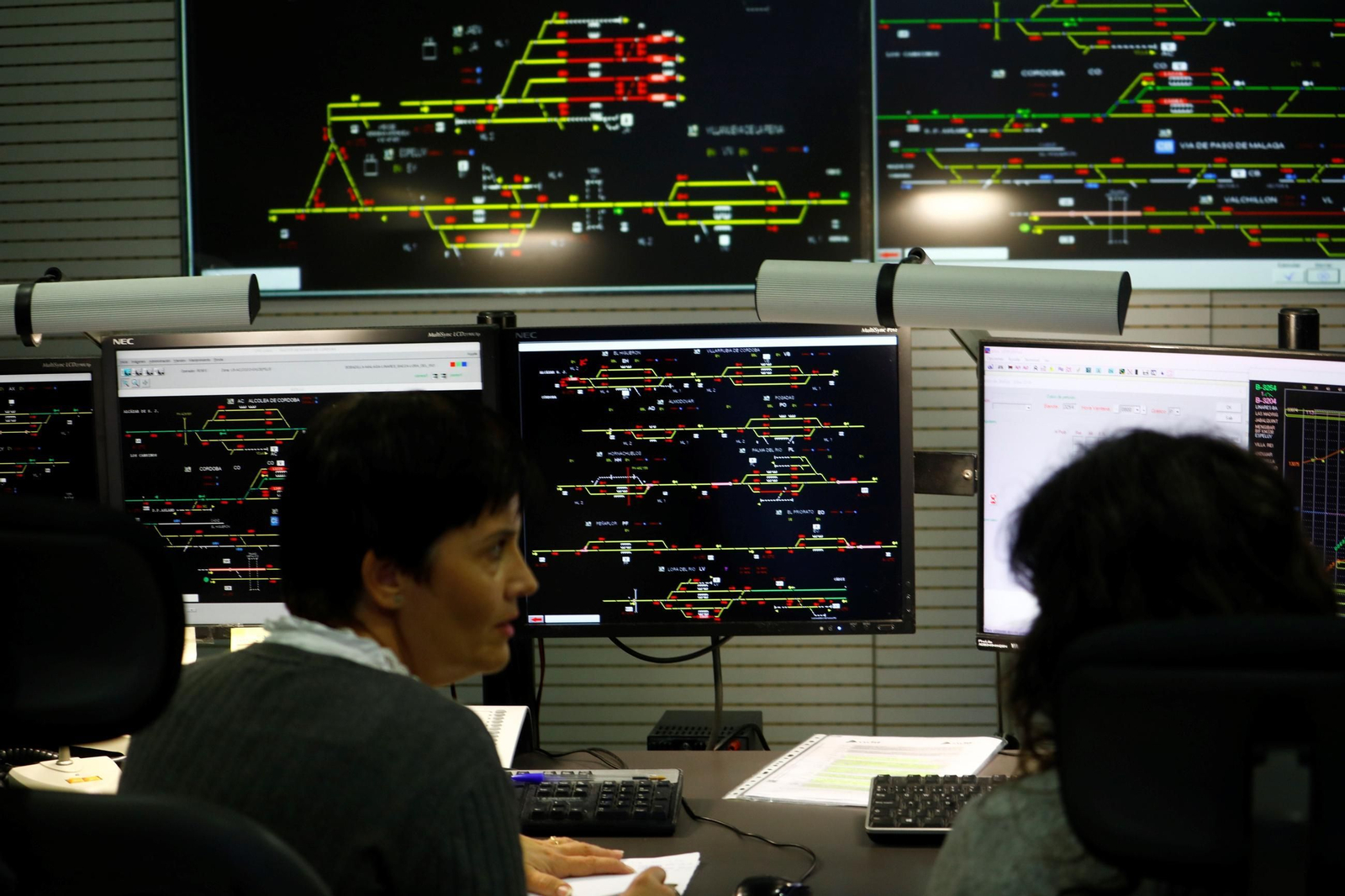 Un día de trabajo en el Centro de Regulación de Circulación de la estación de Córdoba, en imágenes