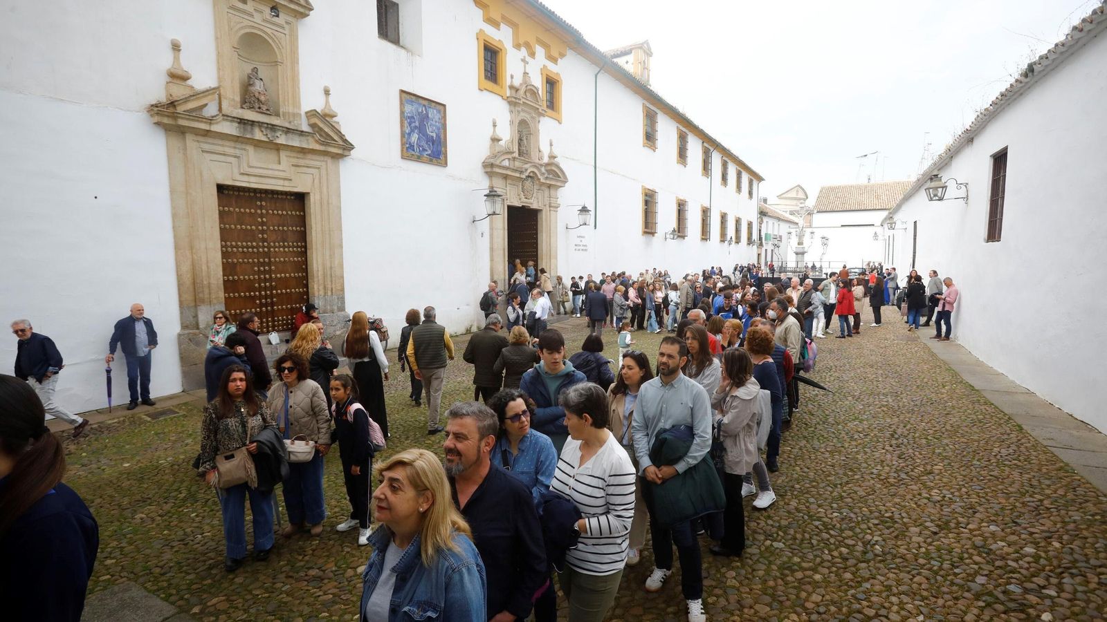Colas de gente en Capuchinos