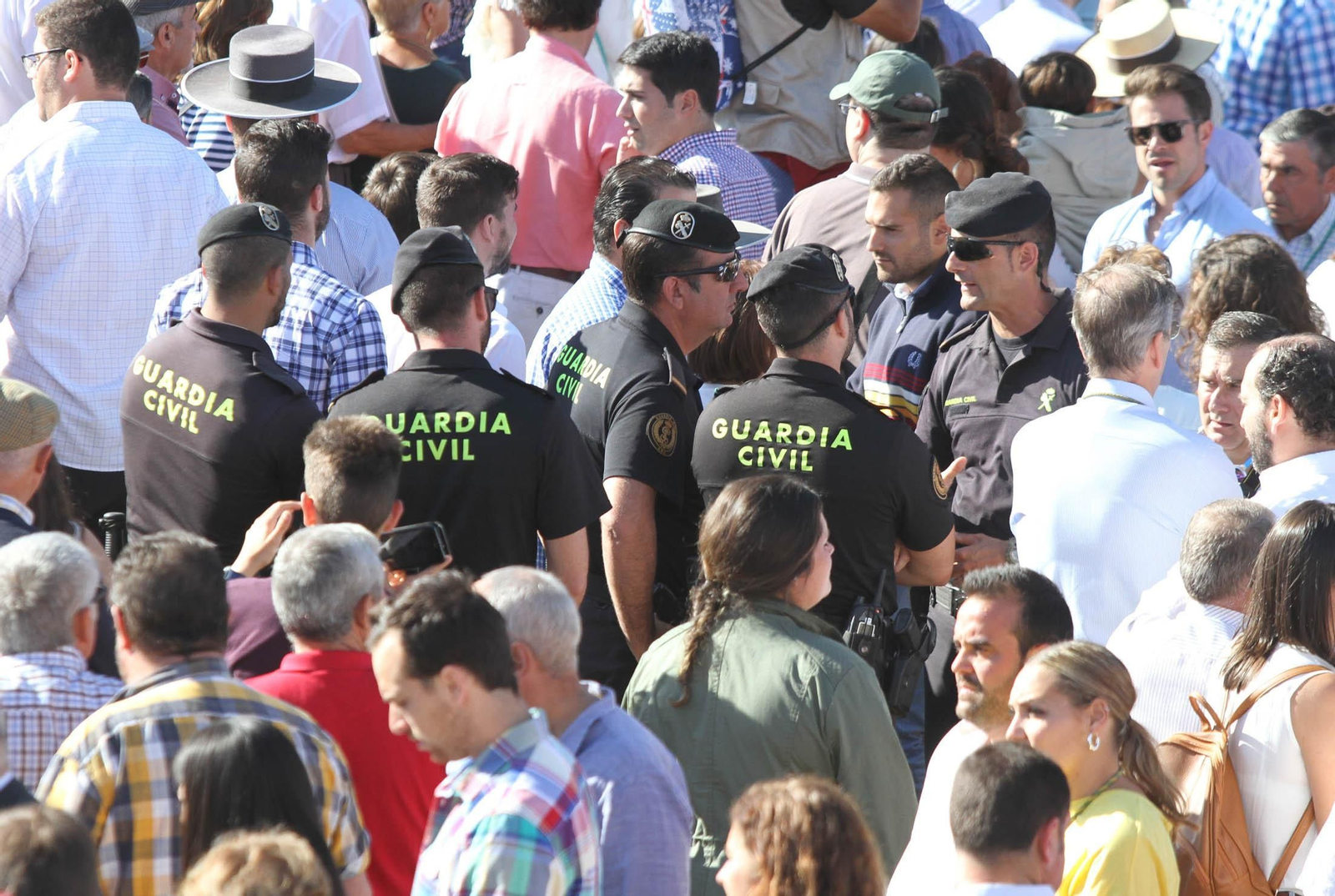 Miembros de la Guardia Civil realizan labores de vigilancia.