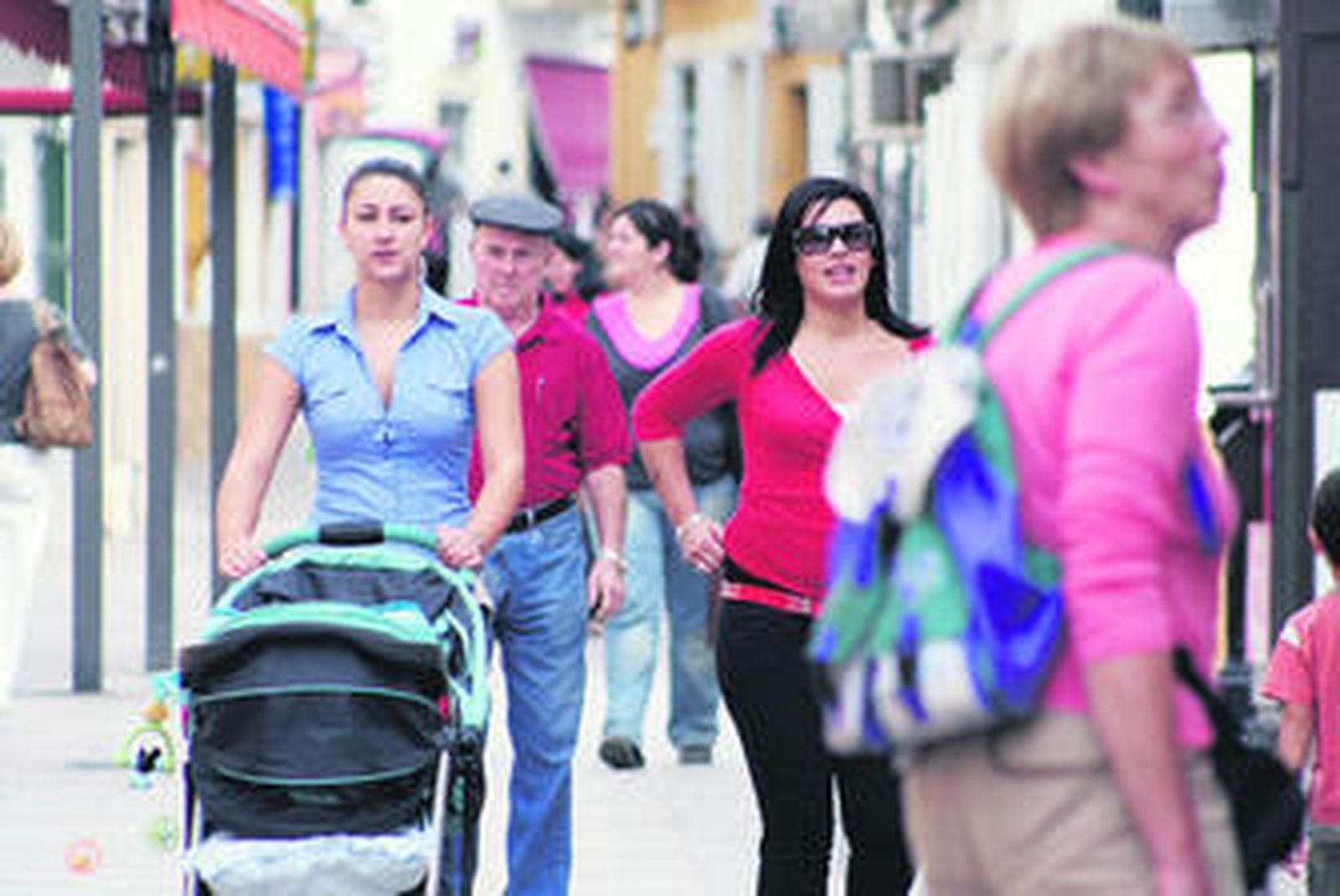 Vecinos de Los Barrios pasean por la céntrica calle La Plata, en una imagen reciente.