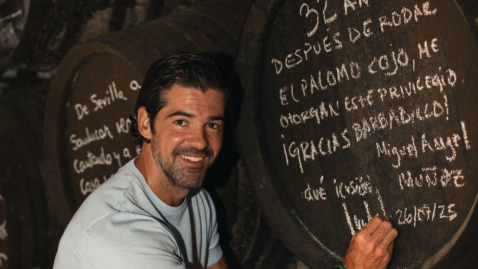 Miguel Ángel Muñoz firma en una bota de Barbadillo.