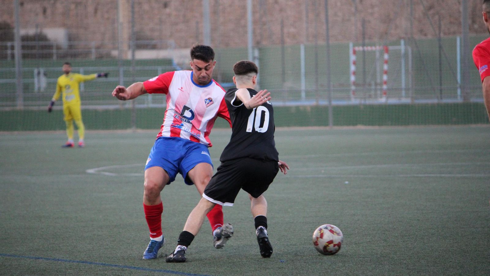 El almeriense Diego Felices intenta robar un balón a un jugador del conjunto malagueño en una acción del encuentro.