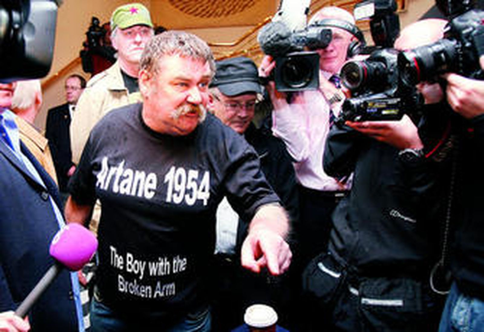 Kevin Flannagan, hermano de una de las víctimas, discute con miembros de la comisión durante la presentación del informe.