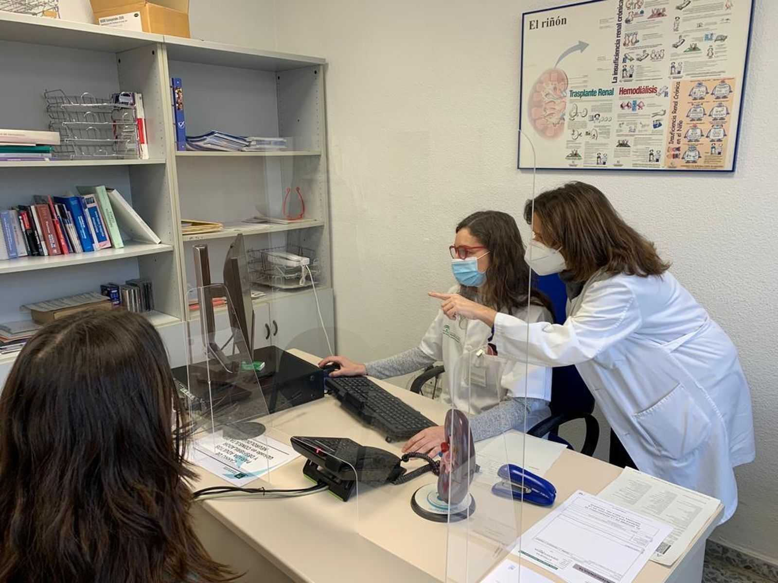 Las doctoras Fabiola Alonso y Mercedes Salgueira.