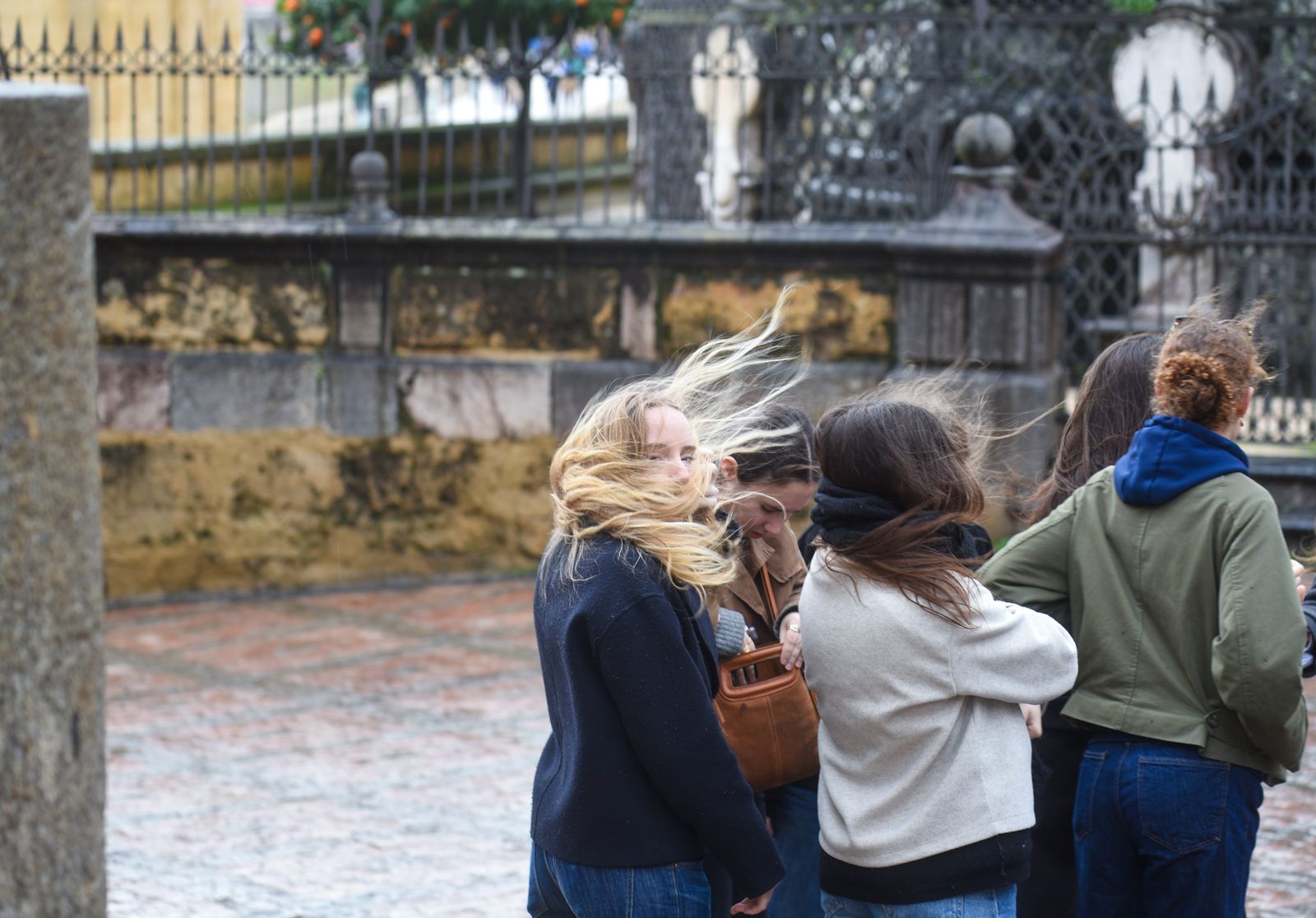 Las fuertes rachas de viento y la lluvia dejan las calles de Córdoba vacías