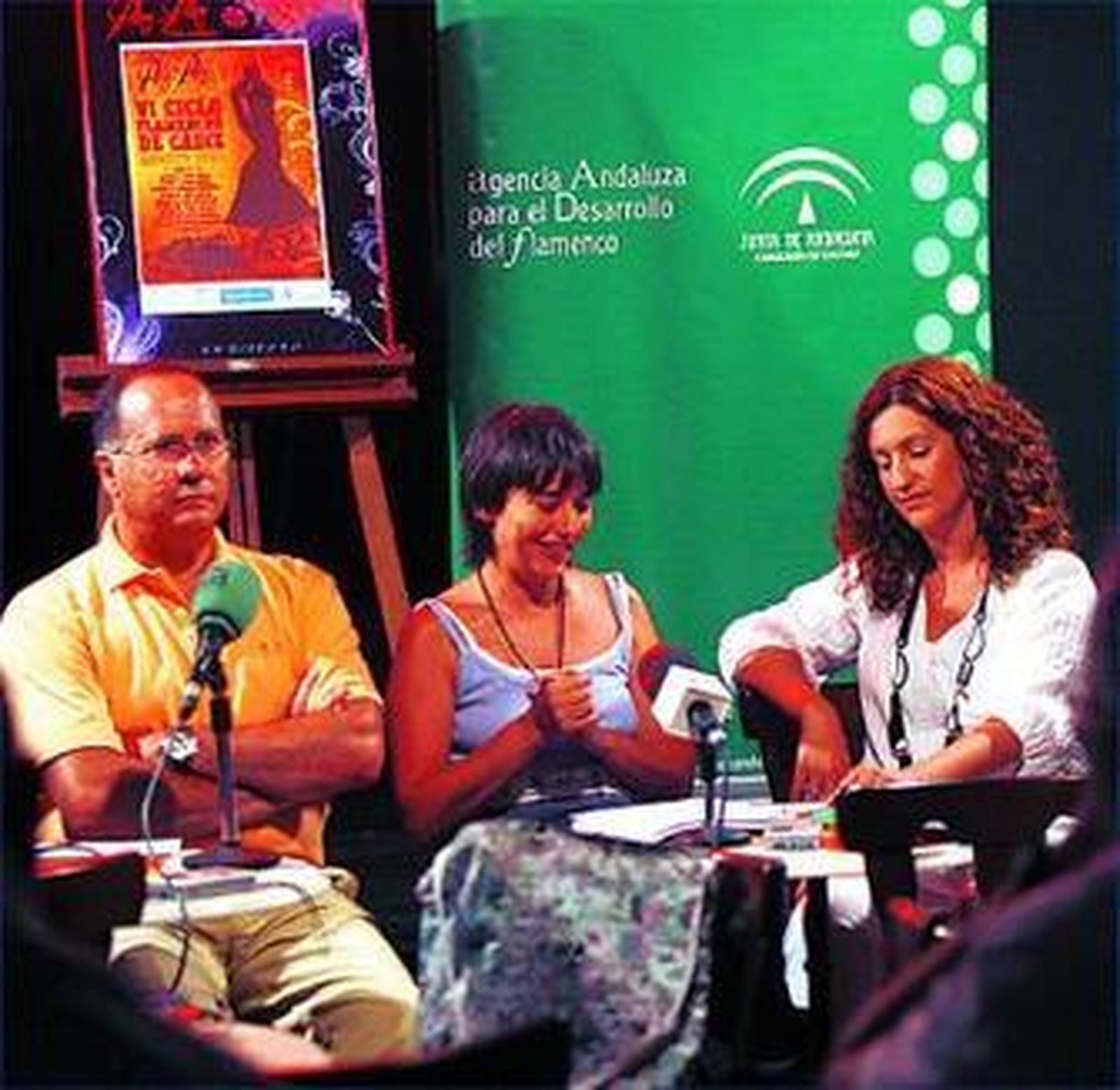 Paloma García entre los colaboradores del proyecto.