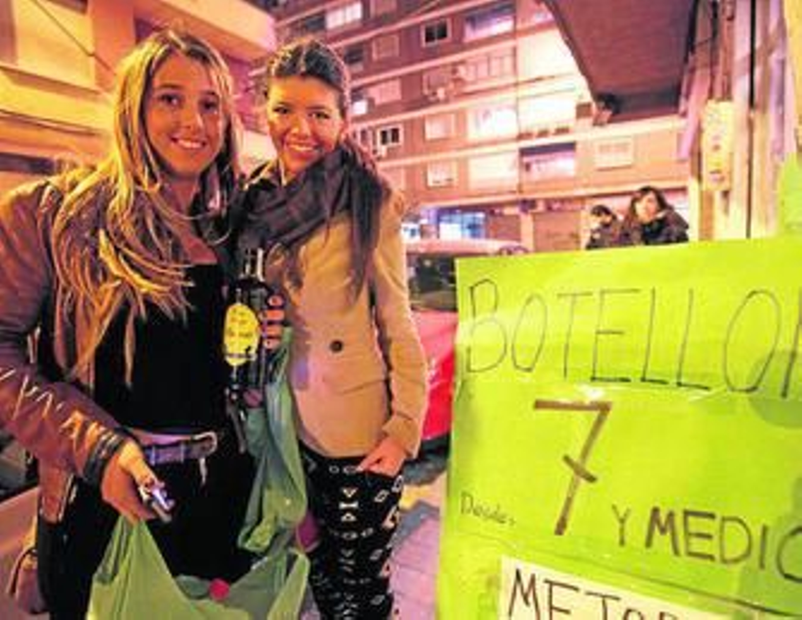 Mauro García junto a sus amigos en su botellón 'aniversario'.