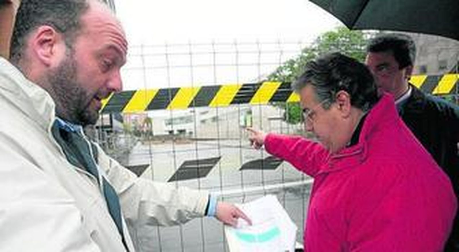 Juan Ignacio Zoido y Curro Pérez visitaron ayer las obras de La Palmera.