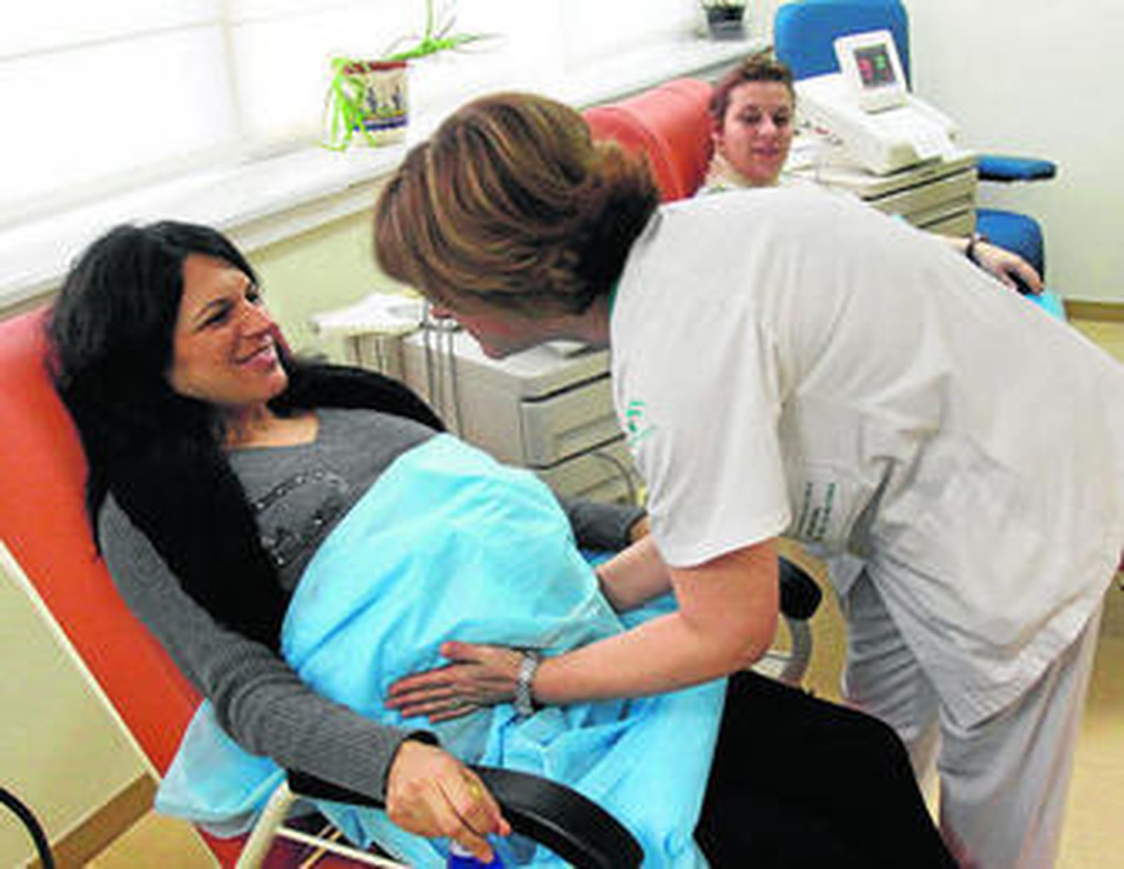 Una matrona asiste a una parturienta en el hospital.