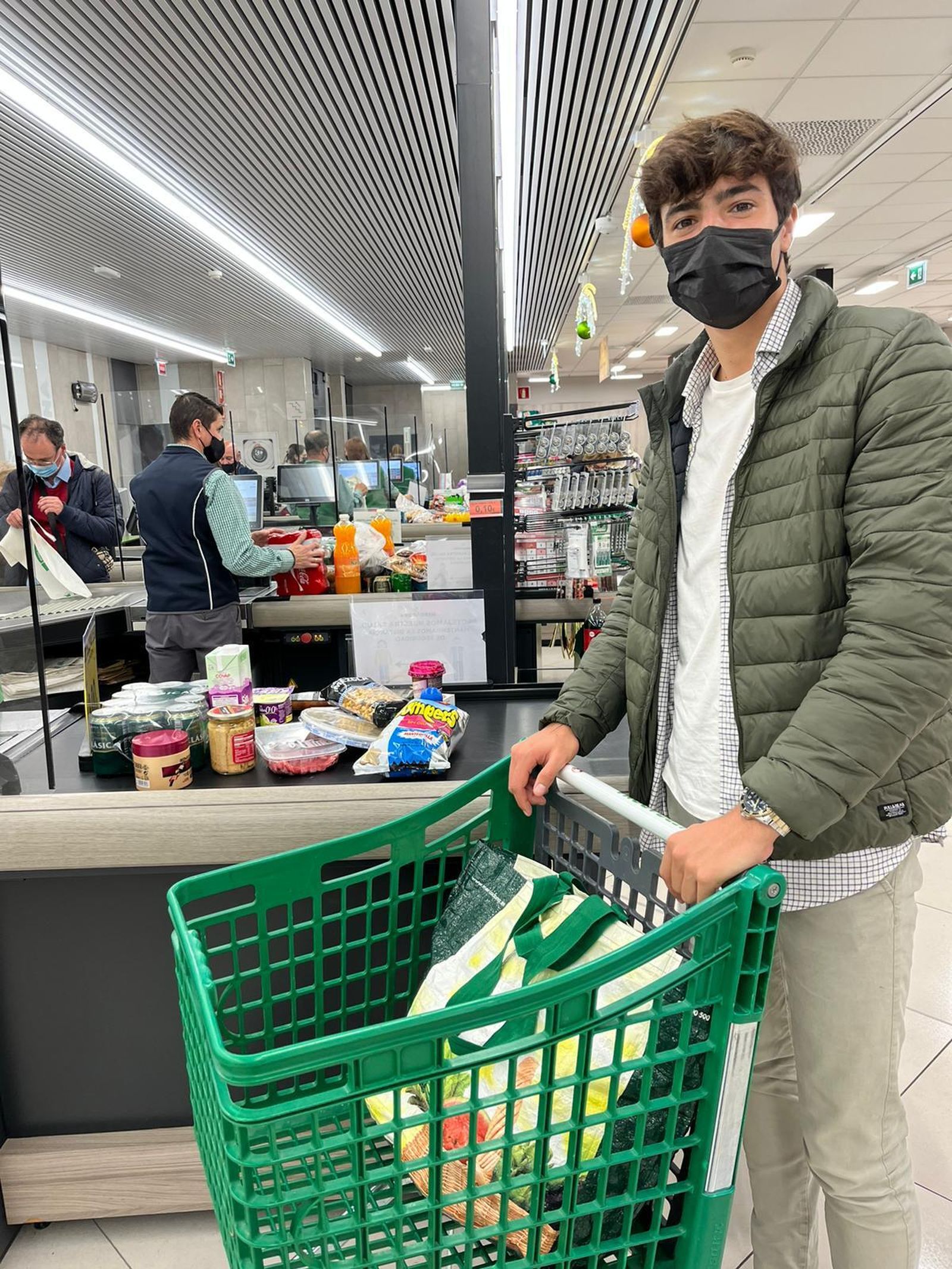 Rafa Rodríguez hace la compra para la cena de Nochevieja.