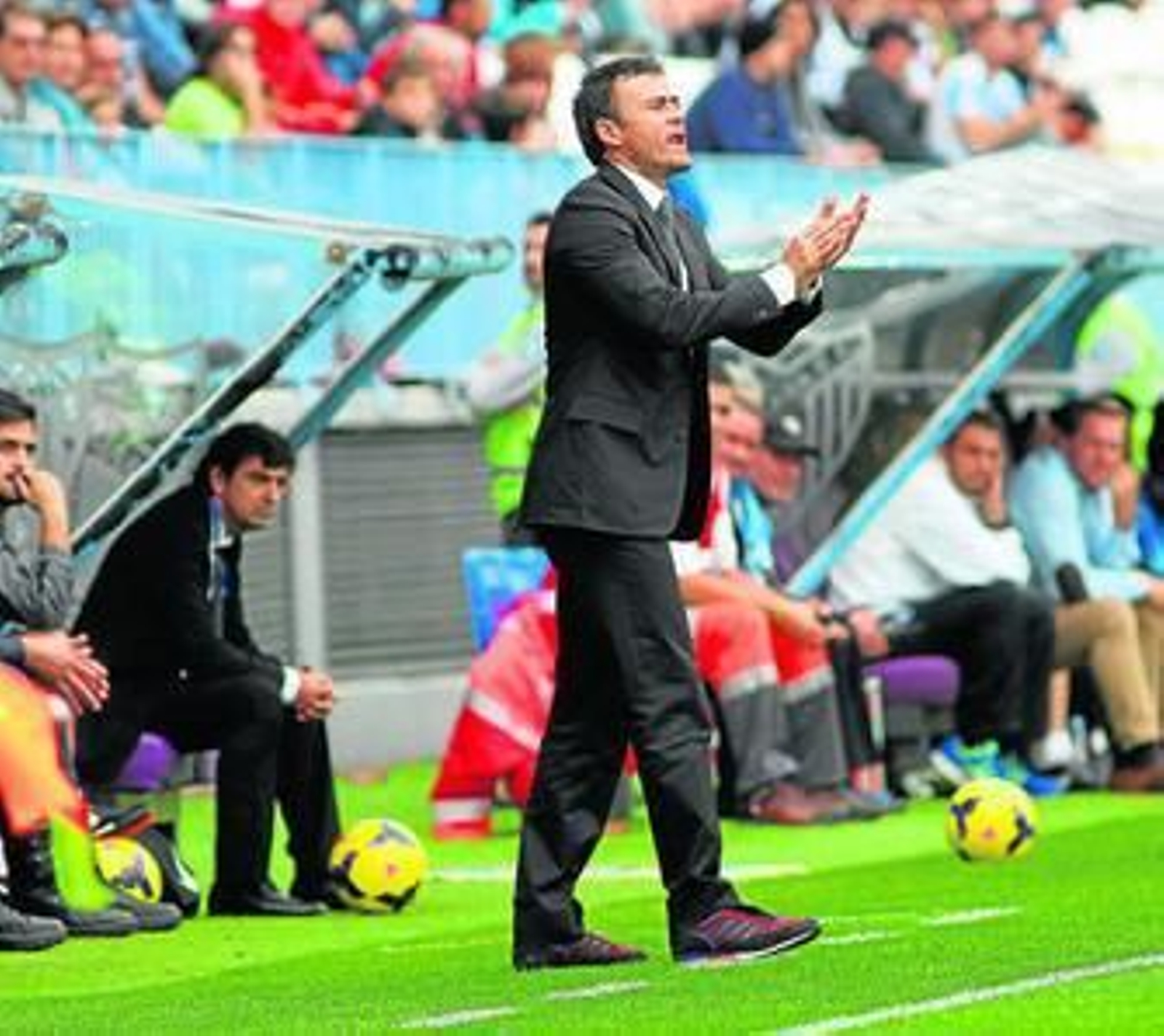 Luis Enrique, técnico del Celta, trata de animar a sus futbolistas durante un partido.