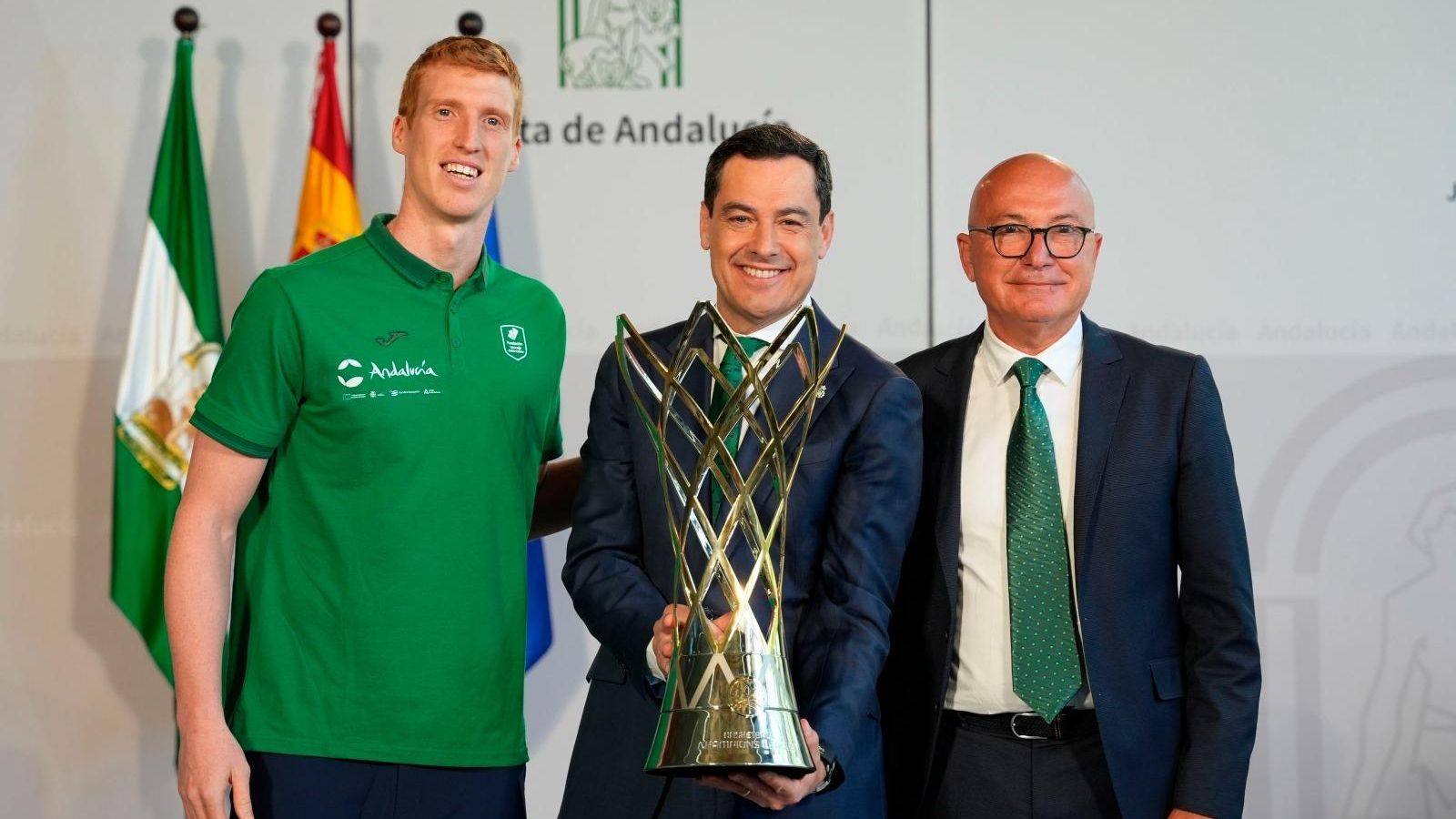 Juanma Moreno sujeta el trofeo de BCL