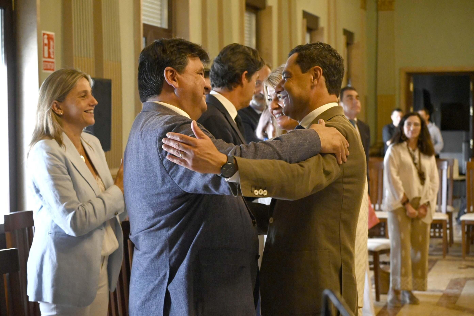 Visita de Juanma Moreno al Ayuntamiento de Huelva, en Imágenes