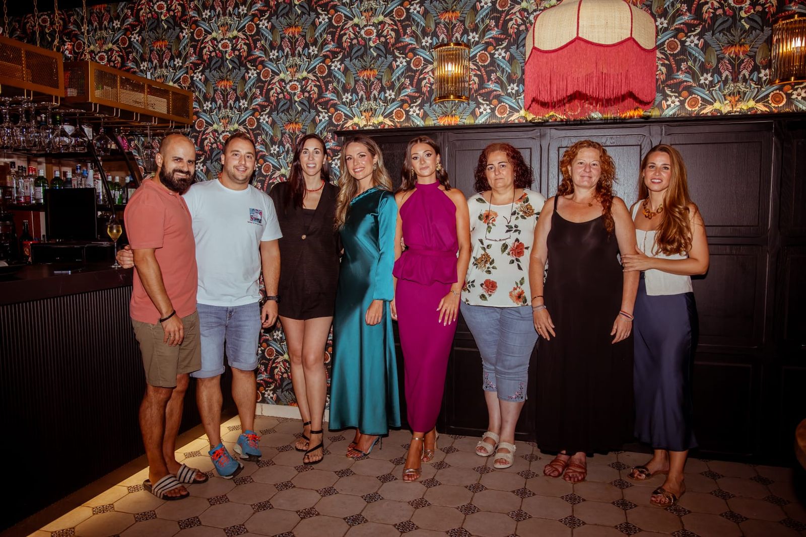 Carlos Montoro, Elena Baldán y Rosa Garrido posan con modelos y modistas tras una campaña de Mongaba.