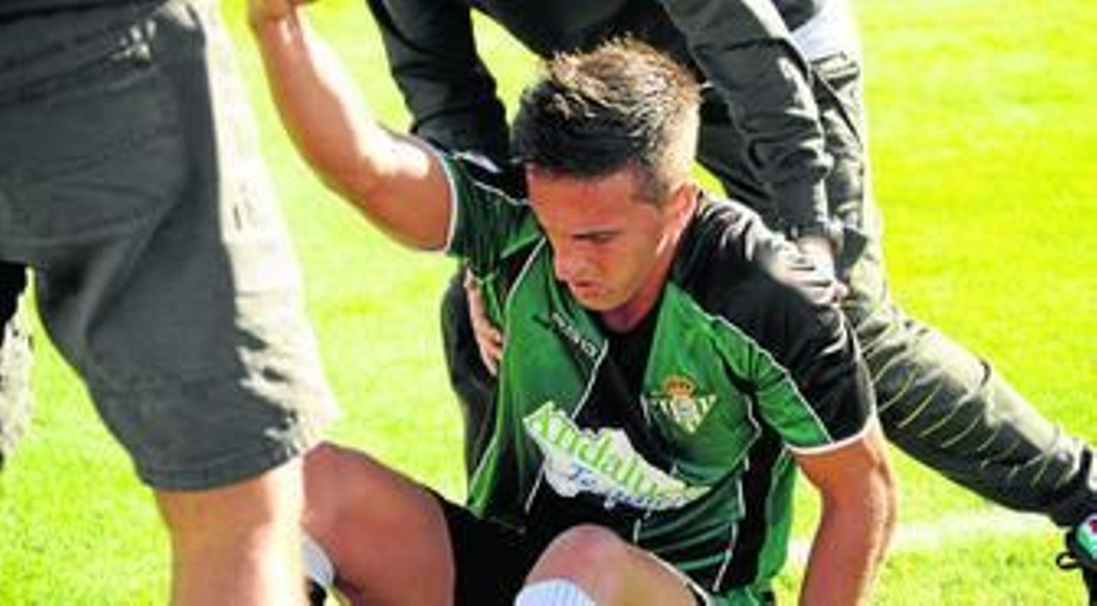 1. El portugués Miguel Lopes es atendido por el médico y el masajista béticos tras darse un golpe con un rival tras el que se quedó sin aire por un instante. 2. La afición verdiblanca, que se desplazó en un número aproximado a las 500 personas, anima a su equipo desde la grada. 3. El colegiado asturiano Piñeiro Crespo se dirige hacia el técnico local, Antonio Calderón, para expulsarlo ante sus reiteradas protestas. 4. Un seguidor bético se lamenta por una ocasión de gol perdida en el segundo tiempo del encuentro disputado ayer en el estadio Carlos Belmonte.